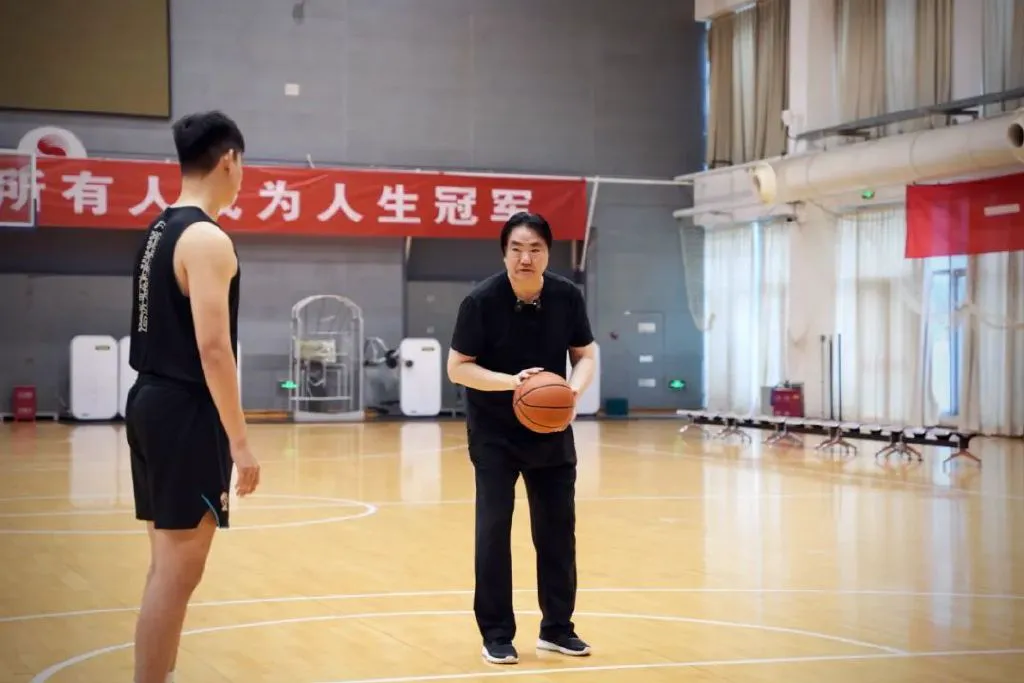 哪里可以学习到高级的篮球战术训练方法?_0